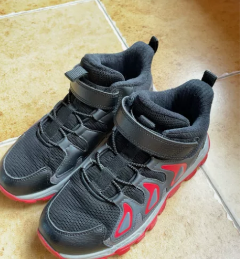 安踏男童户外加棉运动鞋，款式如图，中高帮护...