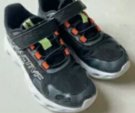 特步35码运动鞋，孩子穿小了，还挺新的 感...