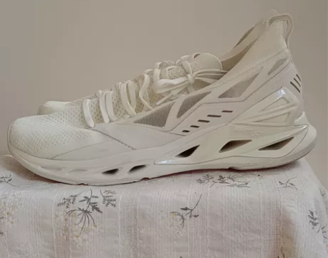 特步白色运动鞋 男款，42码