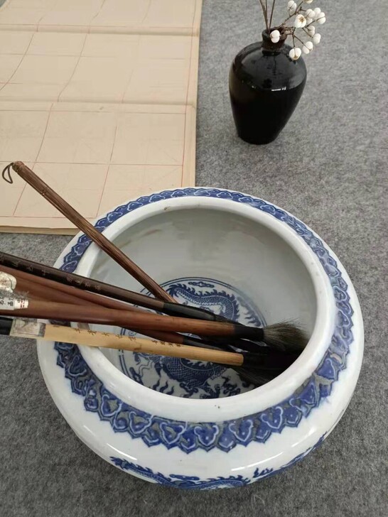 大号笔洗，青花龙纹。