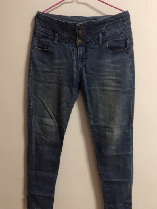 男款高腰牛仔裤，实际颜色比图片浅，  微弹...