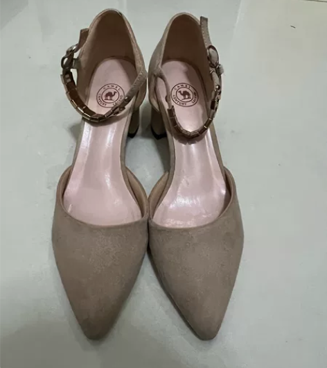 骆驼高跟鞋 感兴趣的话点“我想要”和我私聊...