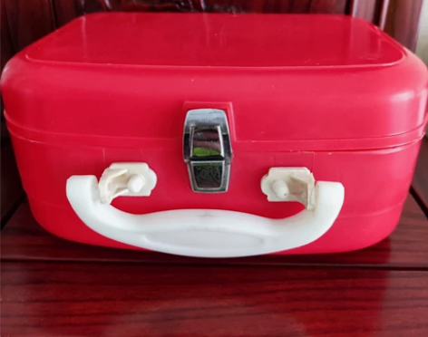 民宿老物件，怀旧，童年的回忆，小皮箱，所料...