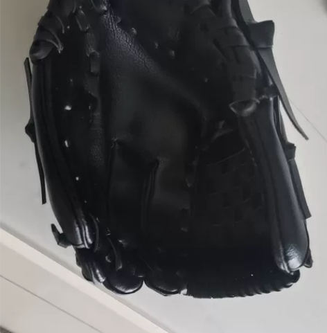 棒球手套9.5U,9.8层新。自提或者运费...