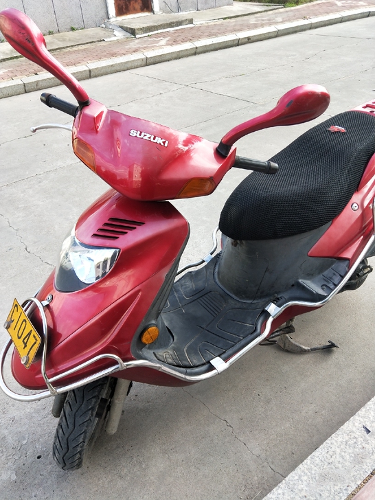 铃木悠e 125踏板摩托车，一直在车库放着...