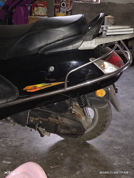 出台9成新踏板车，