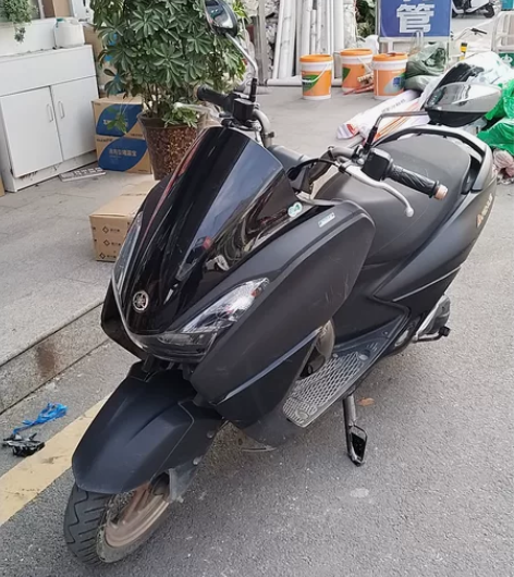 雅马哈摩托车，两年的车，证件齐全，没脱审，...
