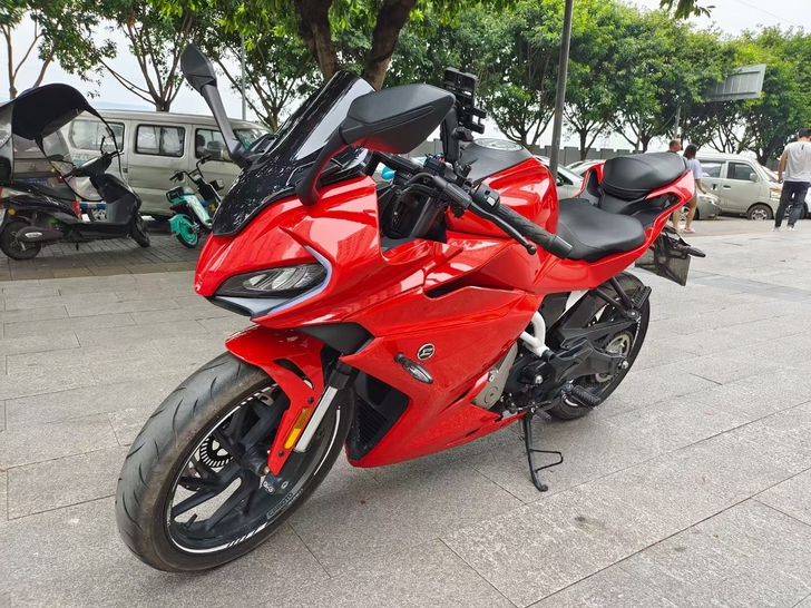 杜卡迪红sr，原车黑色不喜欢直接撕掉，21...