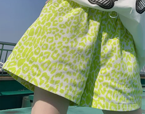 韩国2021夏新款时尚个性荧光绿色豹纹牛仔短裤女A字阔腿休闲...