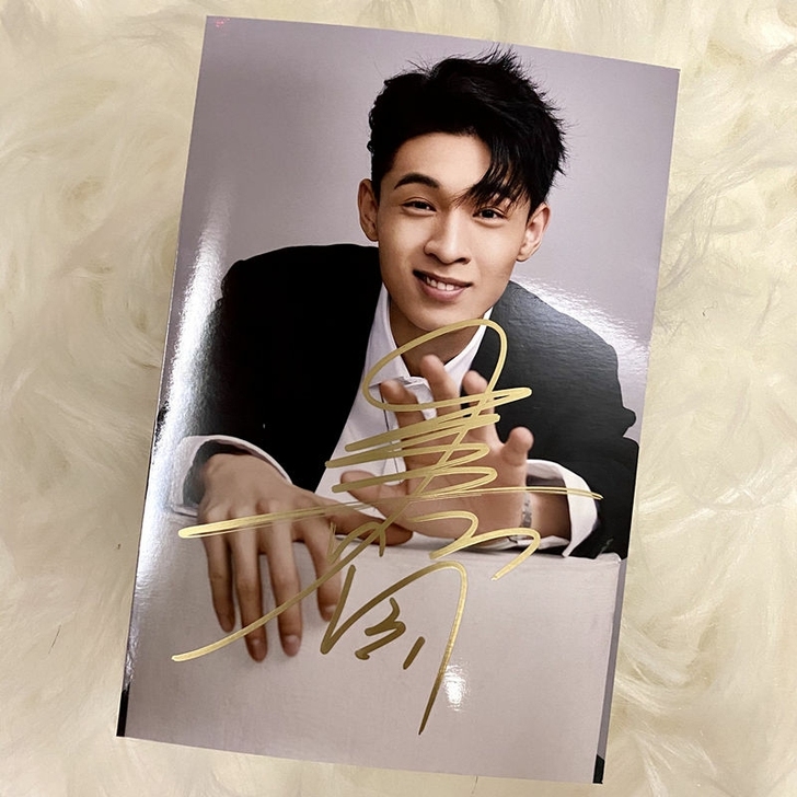 出秦霄贤亲笔签名照