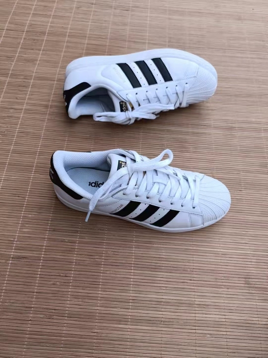 41.5码 阿迪达斯运动鞋        ...