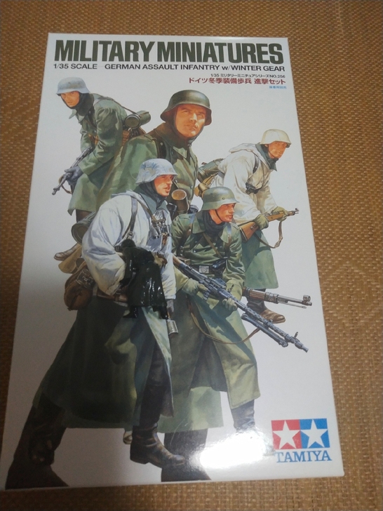 淘宝买的1/35兵人白膜，涂了一个，出剩下...