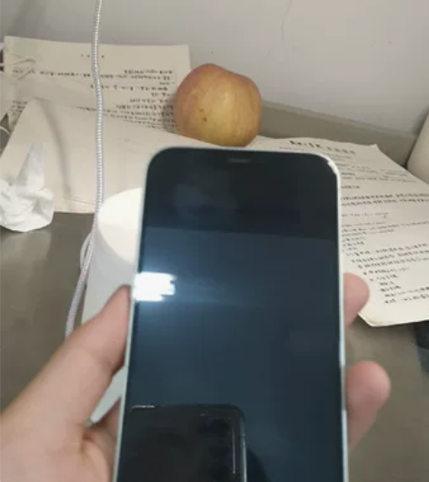 苹果12绿色的64g 去年嫂子嫁过来的时候...