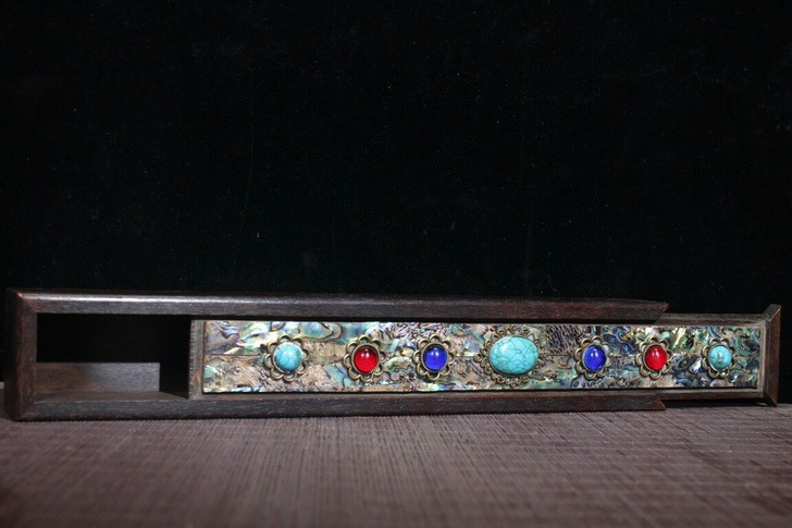 珍藏老花梨木镶嵌贝壳宝石抽拉盒子