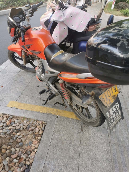 豪爵摩托车一辆,1800,可以小刀,功能完...