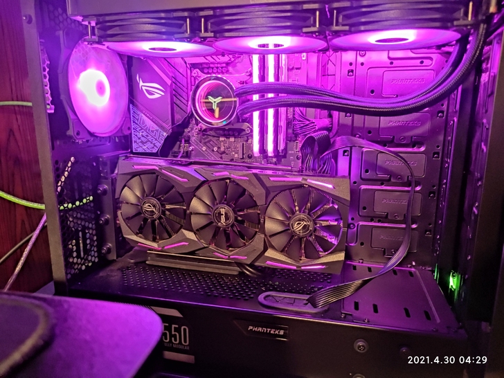 高端游戏台式电脑。