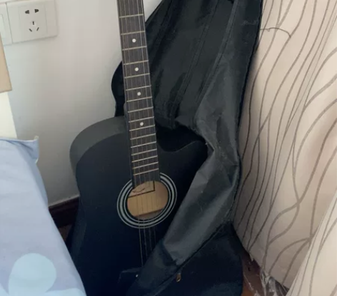 两年前买的吉他，本来想自学，但是因为自己很...