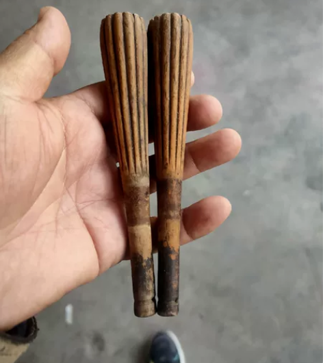 黄杨木二胡把一对，缺馒头顶，退货请承担来回...