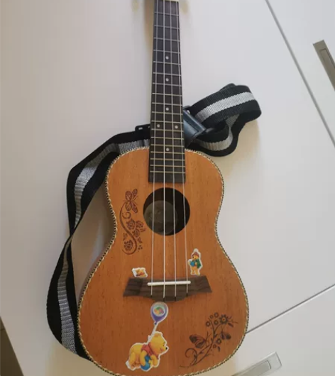 尤克里里几乎全新，没怎么用50元，自提 感...