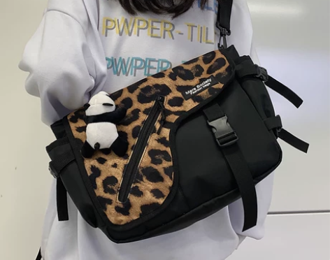 【年货价】斜挎包男潮牌个性日系原宿街头邮差...