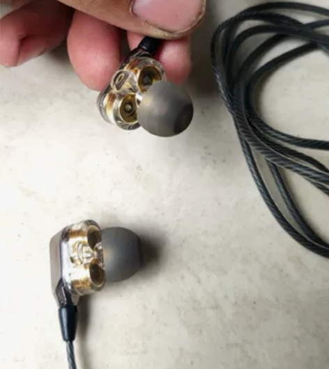 爱奇艺定制款双动圈立体声入耳式防缠绕线控单...