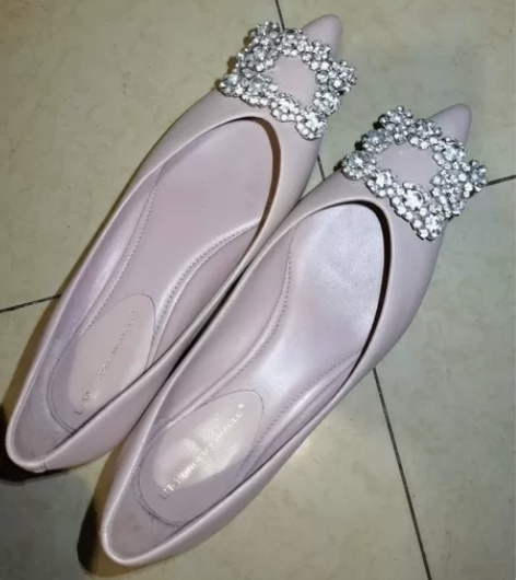 粉色尖头钻扣单鞋～低跟 感兴趣的话点“我想...