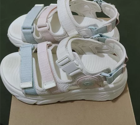 包邮特步凉鞋35码 感兴趣的话点“我想要”...