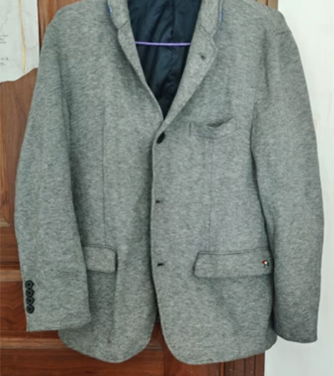 花雨伞休闲西装外套，穿过两次 质量很好，很新