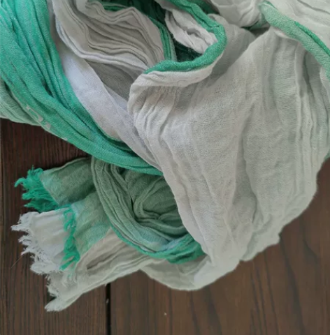 阿玛尼围巾，过过一次水，有点掉颜色，便宜出...