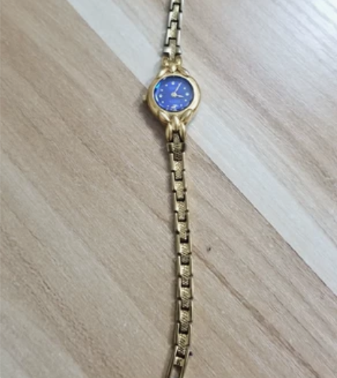 两个女士手表 有一个是飞亚达的还有一个不知...