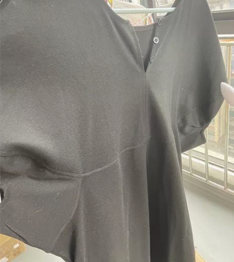 黑色荷叶花瓣袖短简约显瘦懒人裙 均码。全新...