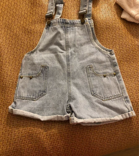 全新背带牛仔短裤，买回来一次没穿过。软牛仔...