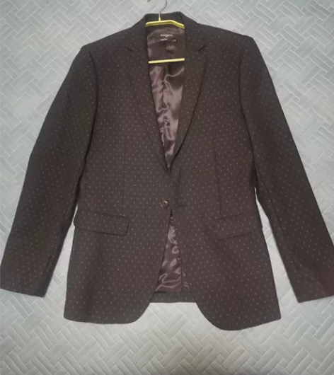 太平鸟男士西装,买了之后一次都没穿,一直挂...