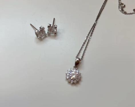 莫泊桑钻石耳钉+项链 全新一套68包邮。