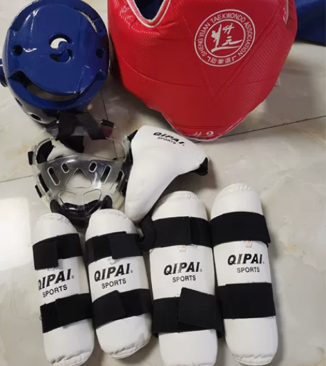 跆拳道护具现在不用了，整套有袋装八成新 感...