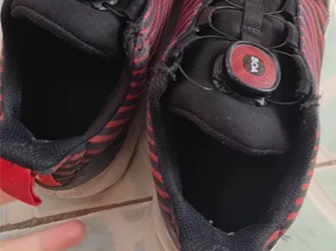 姑姑送的正版阿迪运动鞋 商场购入，七成新 ...