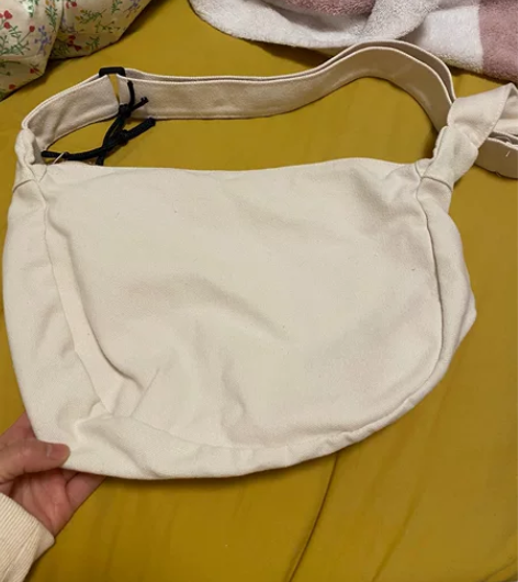 女款帆布斜挎包。质量很好就用一次。很新很新...