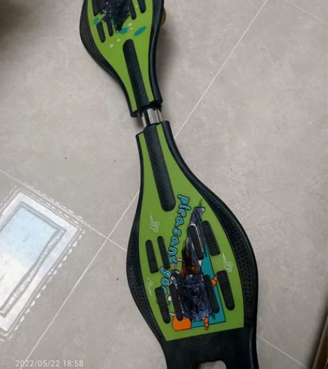 全新两轮扭扭滑板，买来就没给小孩玩过，感兴...