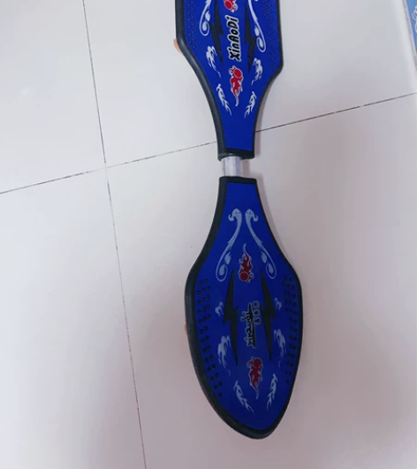 滑板，活力板，八成新，孩子说好像缺一个螺丝...