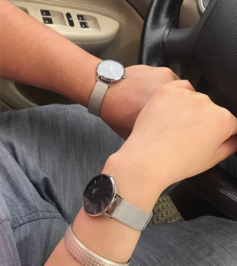 DW手表，去年买的，和老公一人一个，给老公...