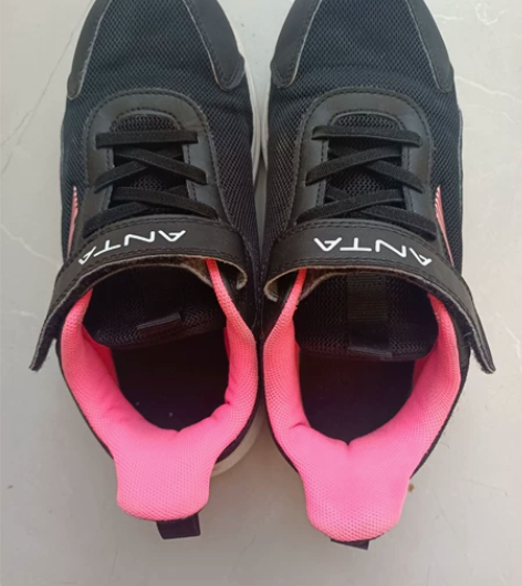 安踏女童鞋运动鞋,左鞋鞋头轻微破损,新旧如...