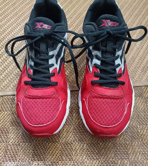 41码，特步运动鞋，实拍无虑镜，收货如图，...