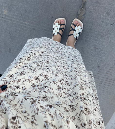 卖鞋，不是裙子。  全新。38码，配黑色裙...