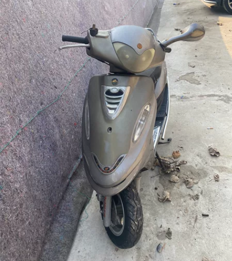 出一辆自家豪爵小踏板摩托车,汽油的大概2~...