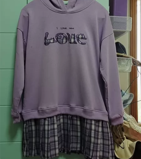 紫色拼接连帽百褶裙 感兴趣的话点“我想要”...