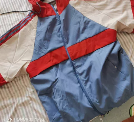 一件两面穿的冲锋衣外套，m码，码子偏大 我...
