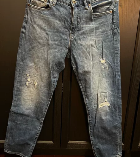 很新的牛仔裤，只穿过一次，优衣库破洞牛仔裤...