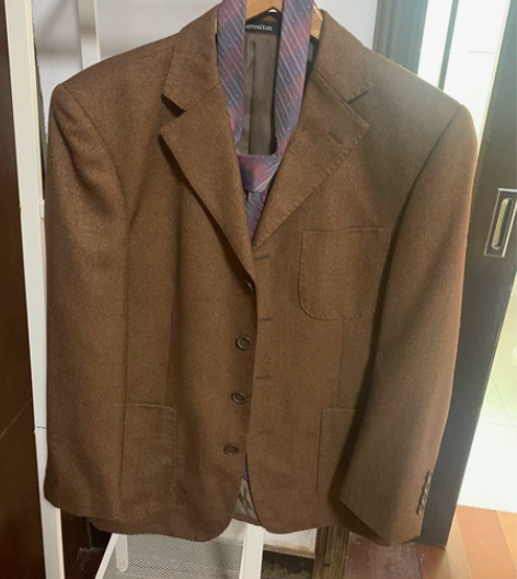 男士西装,赠送领带,几乎没穿过,看起来很新...