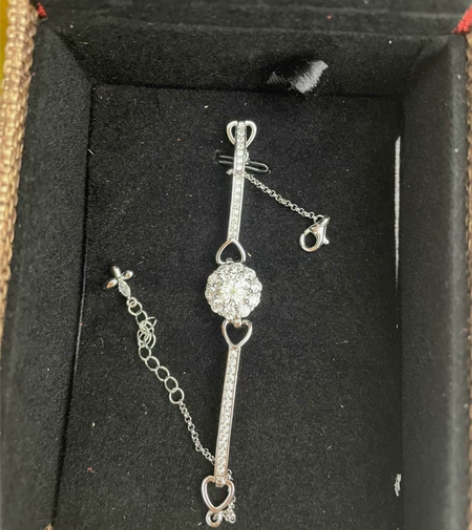 925银加莫泊桑手链,全新,很精致 感兴趣的话点“我想要”和... 925银加莫泊桑手链,全新,很精致 感兴趣的话点“我想要”和...