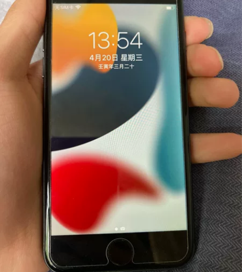 代男友出一部9新以上64G黑色苹果8，美版...